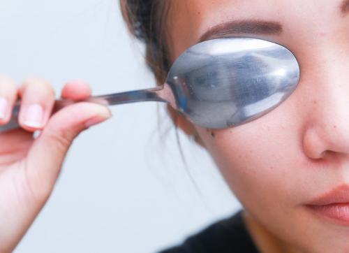 Как убрать быстро опухшие глаза от слез. Оказание первой помощи