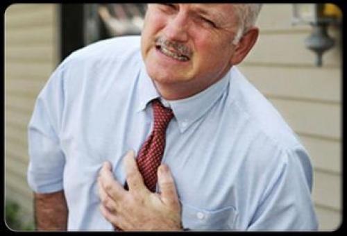 Боль в грудной клетке справа отдает под лопатку. Боль в районе левой лопатки