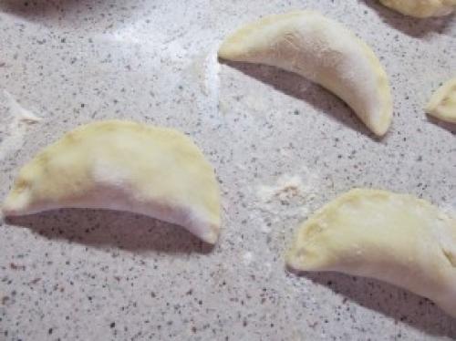 Пирожки из творожного теста с яблоками в духовке.