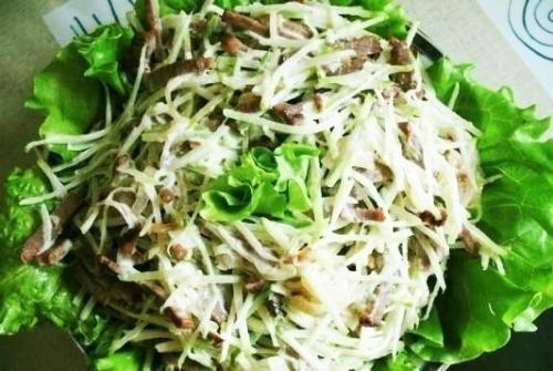 Говядина с редькой салат. Салат из редьки с мясом и жареным луком