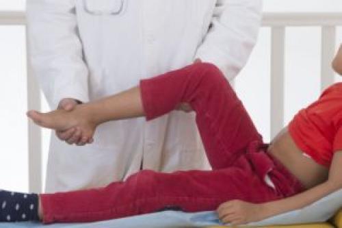 После высокой температуры у ребенка болят икры ног. После высокой температуры у ребенка болят икроножные мышцы