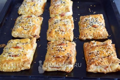 Завитушки из слоеного теста с колбасой и сыром. Слойки с колбасой и сыром