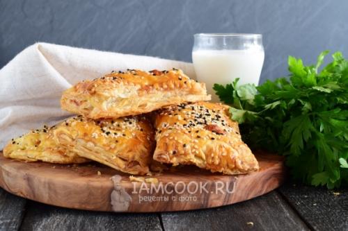 Завитушки из слоеного теста с колбасой и сыром. Слойки с колбасой и сыром