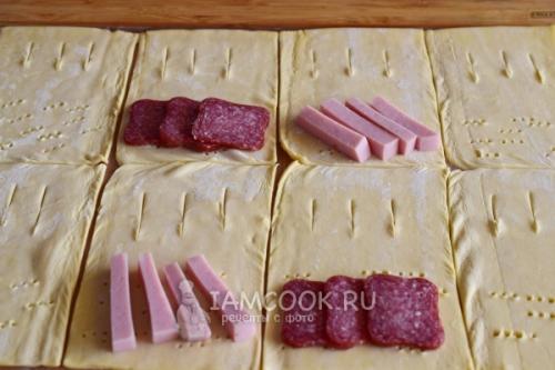 Завитушки из слоеного теста с колбасой и сыром. Слойки с колбасой и сыром