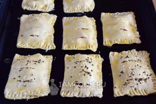 Завитушки из слоеного теста с колбасой и сыром. Слойки с колбасой и сыром