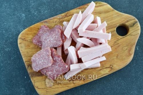 Завитушки из слоеного теста с колбасой и сыром. Слойки с колбасой и сыром