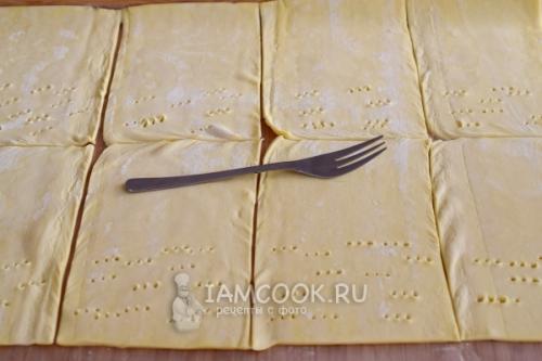 Завитушки из слоеного теста с колбасой и сыром. Слойки с колбасой и сыром