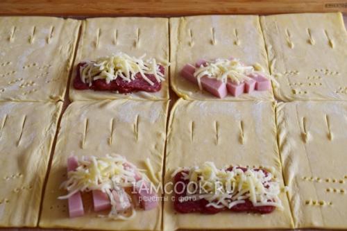 Завитушки из слоеного теста с колбасой и сыром. Слойки с колбасой и сыром