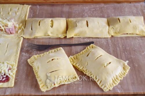 Завитушки из слоеного теста с колбасой и сыром. Слойки с колбасой и сыром