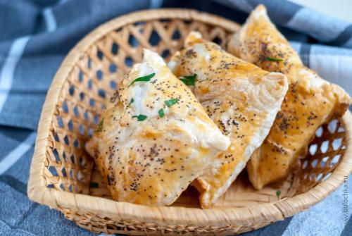 Булочки с сыром и ветчиной из слоеного теста рецепт.