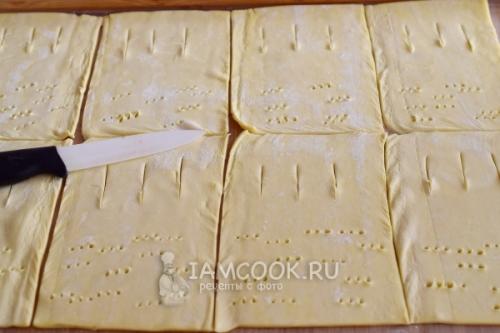 Завитушки из слоеного теста с колбасой и сыром. Слойки с колбасой и сыром