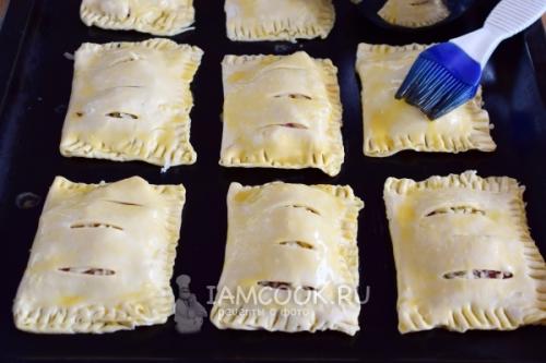 Завитушки из слоеного теста с колбасой и сыром. Слойки с колбасой и сыром