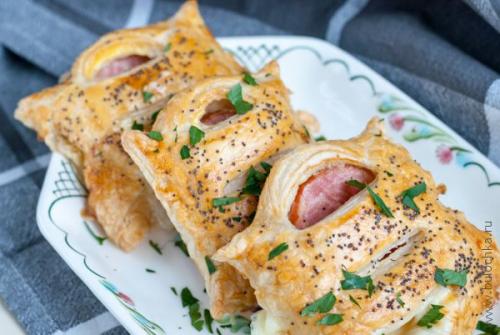 Булочки с сыром и ветчиной из слоеного теста рецепт.