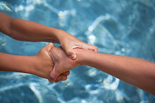 Немеет правая рука от плеча. Немеет правая рука ночью – причины и лечение