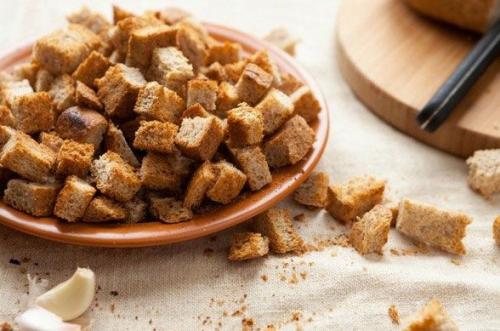 Салат Цезарь с рыбой. Салат Цезарь с красной рыбой