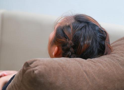 Как быстро убрать опухшие глаза от слез утром. Оказание первой помощи