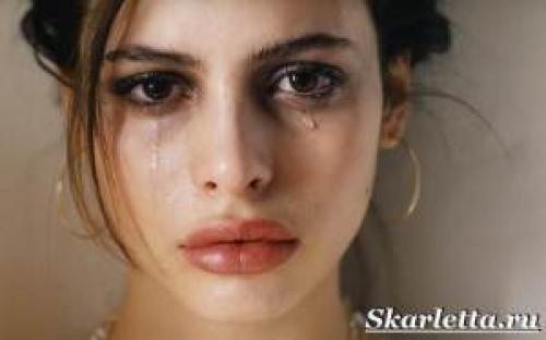 Как убрать отек с глаз после слез утром. Как убрать опухшие глаза после слез на утро опухли глаза. Отеки глаз после слез. Почему появляются и как избавиться