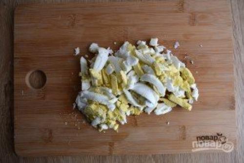 Салат иришка с сухариками и кукурузой и колбасой рецепт. 