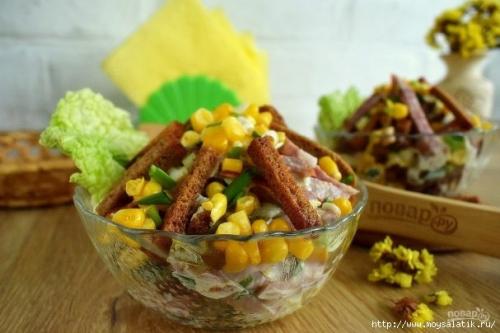 Салат иришка с сухариками и кукурузой и колбасой рецепт. 