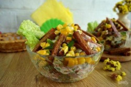 Салат иришка с сухариками и кукурузой и колбасой рецепт. 