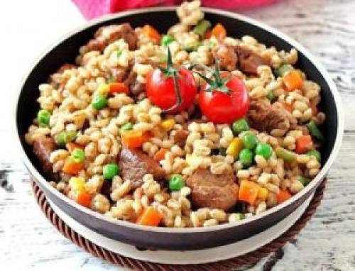 Перловая каша с мясом грибами и овощами. Перловая каша с мясом, грибами и овощами