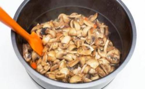 Перловка с грибами и мясом в мультиварке. Перловка с мясом и грибами в мультиварке