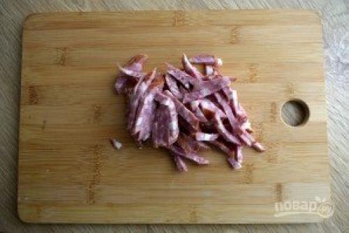 Салат иришка с сухариками и кукурузой и колбасой рецепт. 