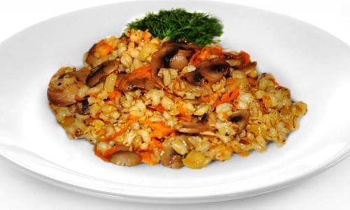 Перловка с шампиньонами и луком. Каша перловая с шампиньонами