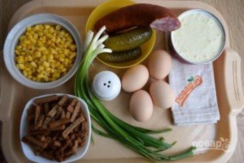 Салат иришка с сухариками и кукурузой и колбасой рецепт. 