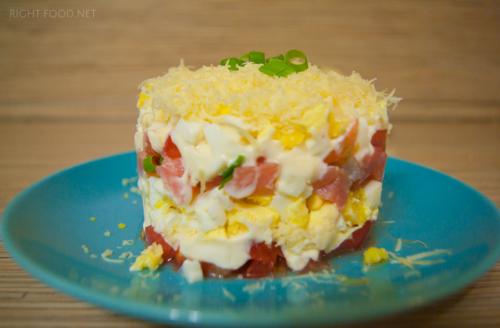 Салат с красной рыбой и огурцом слоями. Салат с красной рыбой и помидорами