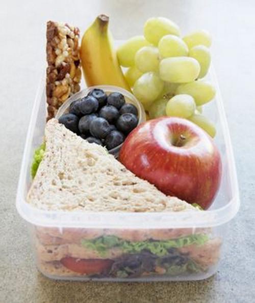 Полезный перекус для ребенка в школу. Ланч-бокс в школу: что положить ребенку на перекус?