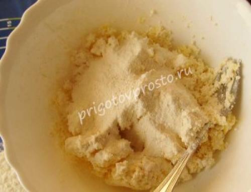 Пирог творожный с яблоками и корицей