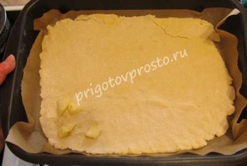 Пирог творожный с яблоками и корицей