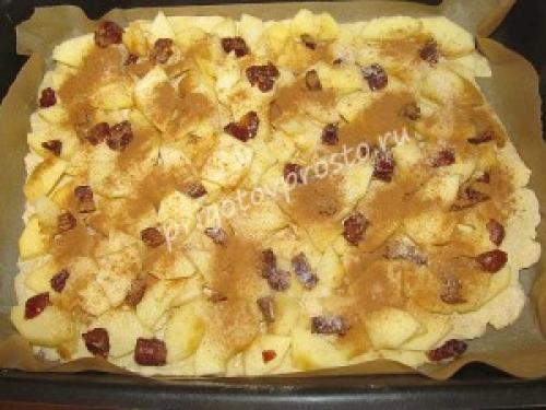 Пирог творожный с яблоками и корицей