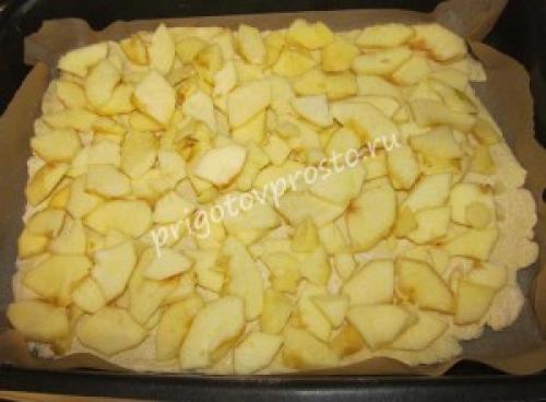 Пирог творожный с яблоками и корицей