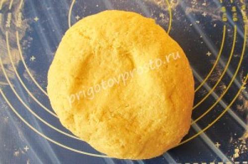 Пирог творожный с яблоками и корицей