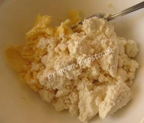 Пирог творожный с яблоками и корицей