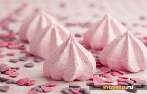 Торт с песочными коржами и безе. Песочный торт с безе, сгущенкой и орехами