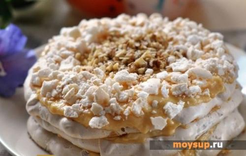 Торт с песочными коржами и безе. Песочный торт с безе, сгущенкой и орехами