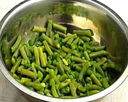 Салат с жареной курицей и стручковой фасолью. Ингредиенты