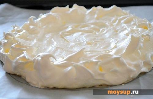 Торт с песочными коржами и безе. Песочный торт с безе, сгущенкой и орехами