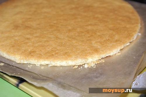 Торт с песочными коржами и безе. Песочный торт с безе, сгущенкой и орехами