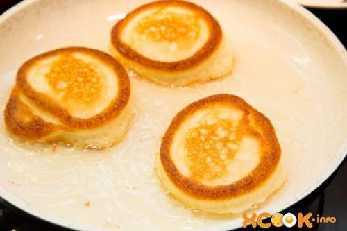 Оладьи для детей от года на скисшем молоке. Вкусные пышные оладьи на кислом молоке – пошаговый фото рецепт, как их приготовить