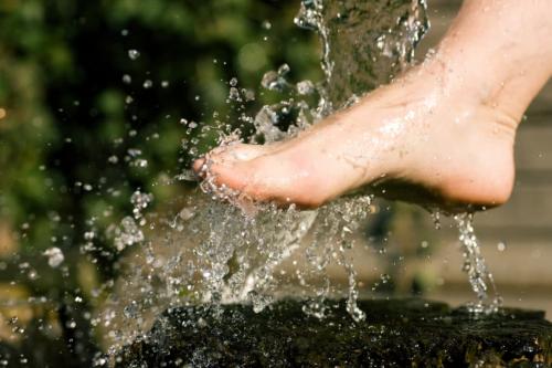 Что будет если подержать ноги в холодной воде. Чем полезно для ног обливание холодной водой
