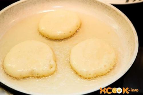 Оладьи для детей от года на скисшем молоке. Вкусные пышные оладьи на кислом молоке – пошаговый фото рецепт, как их приготовить