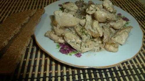 Куриная грудка в сметанном соусе на сковороде. Куриная грудка, тушенная в сметане на сковороде – понравится ему, тебе и мне! Быстрый и простой способ приготовления