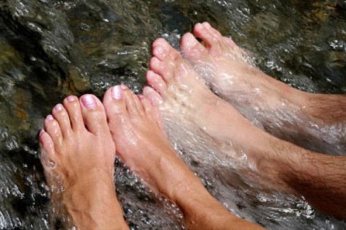Что будет если подержать ноги в холодной воде. Чем полезно для ног обливание холодной водой