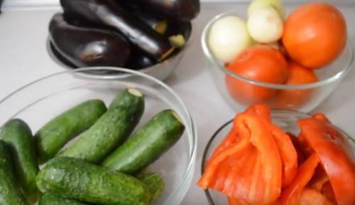 Салат на зиму из баклажан и болгарского перца. Вкусный салат из баклажанов с огурцами и перцем — заготовка на зиму