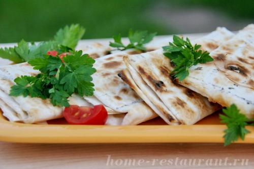 Лаваш с сыром и колбасой на мангале. 