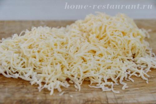 Лаваш с сыром и колбасой на мангале. 